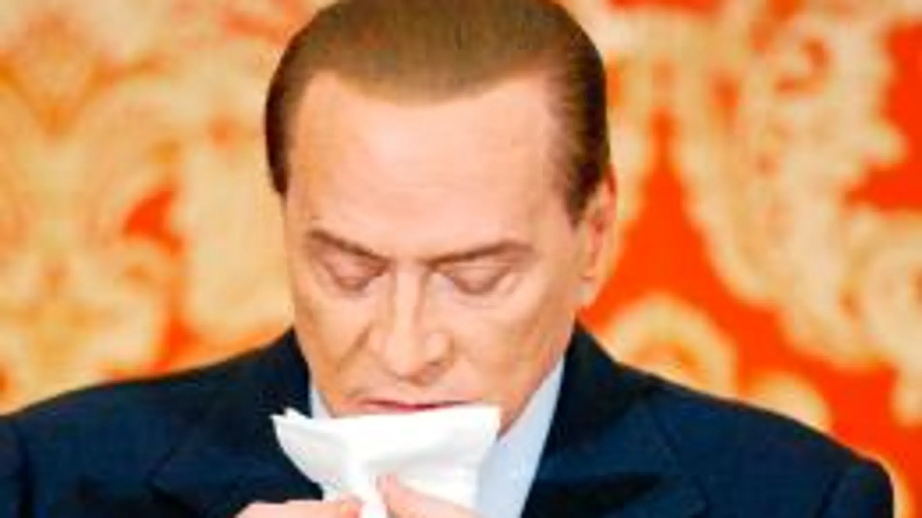 El ex «premier» convocó ayer a la Prensa para cargar contra la política, la Justicia y Merkel