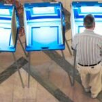 Dos ciudadanos votan anticipadamente en un centro electoral en Mineápolis