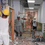 Imagen de archivo de varios operarios rehabilitando un colegio de Lorca