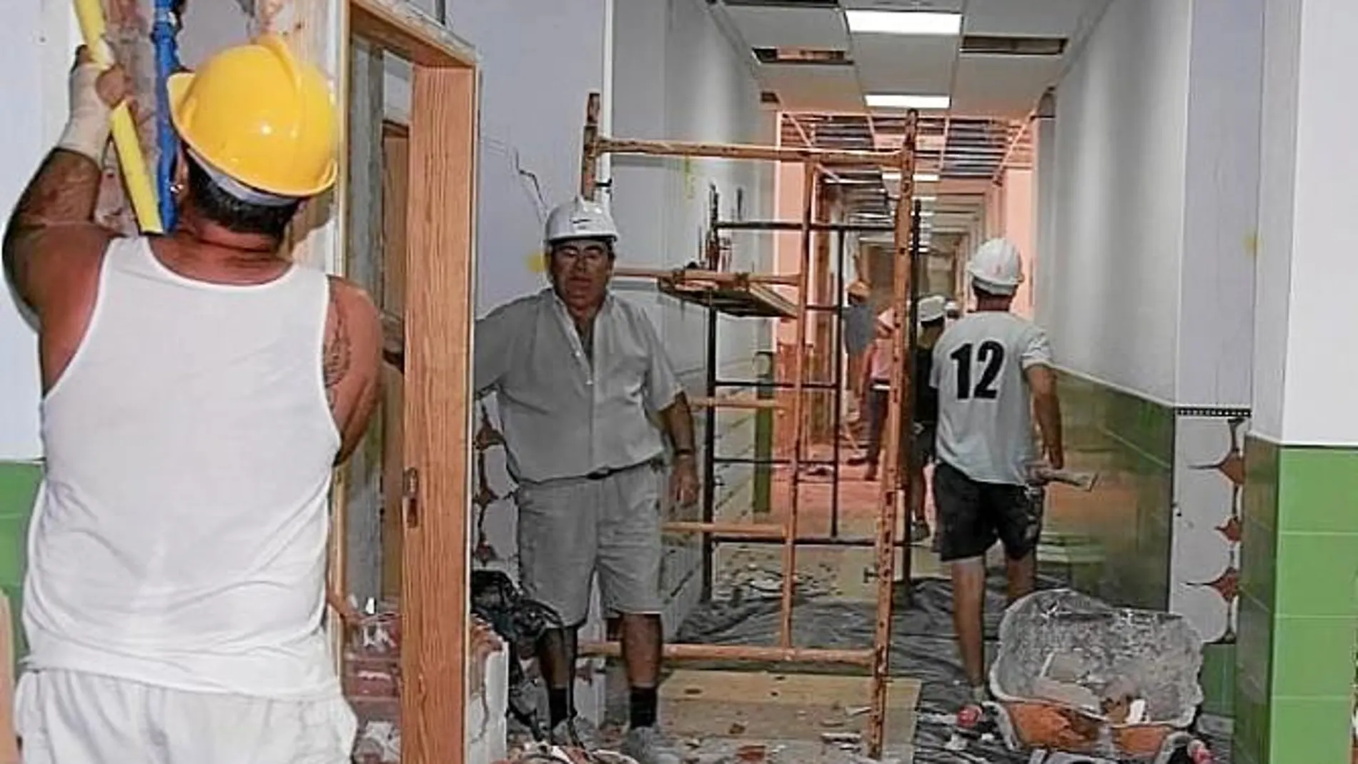 Imagen de archivo de varios operarios rehabilitando un colegio de Lorca