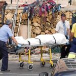En la imagen, miembros de los servicios funerarios ayer cuando trasladaron a uno de los fallecidos como consecuencia de la avalancha de agua en el mercadillo de la localidad alicantina de Finestrat