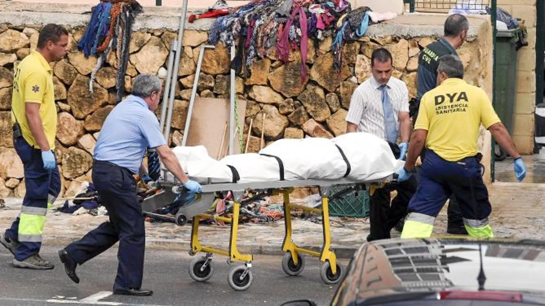 En la imagen, miembros de los servicios funerarios ayer cuando trasladaron a uno de los fallecidos como consecuencia de la avalancha de agua en el mercadillo de la localidad alicantina de Finestrat