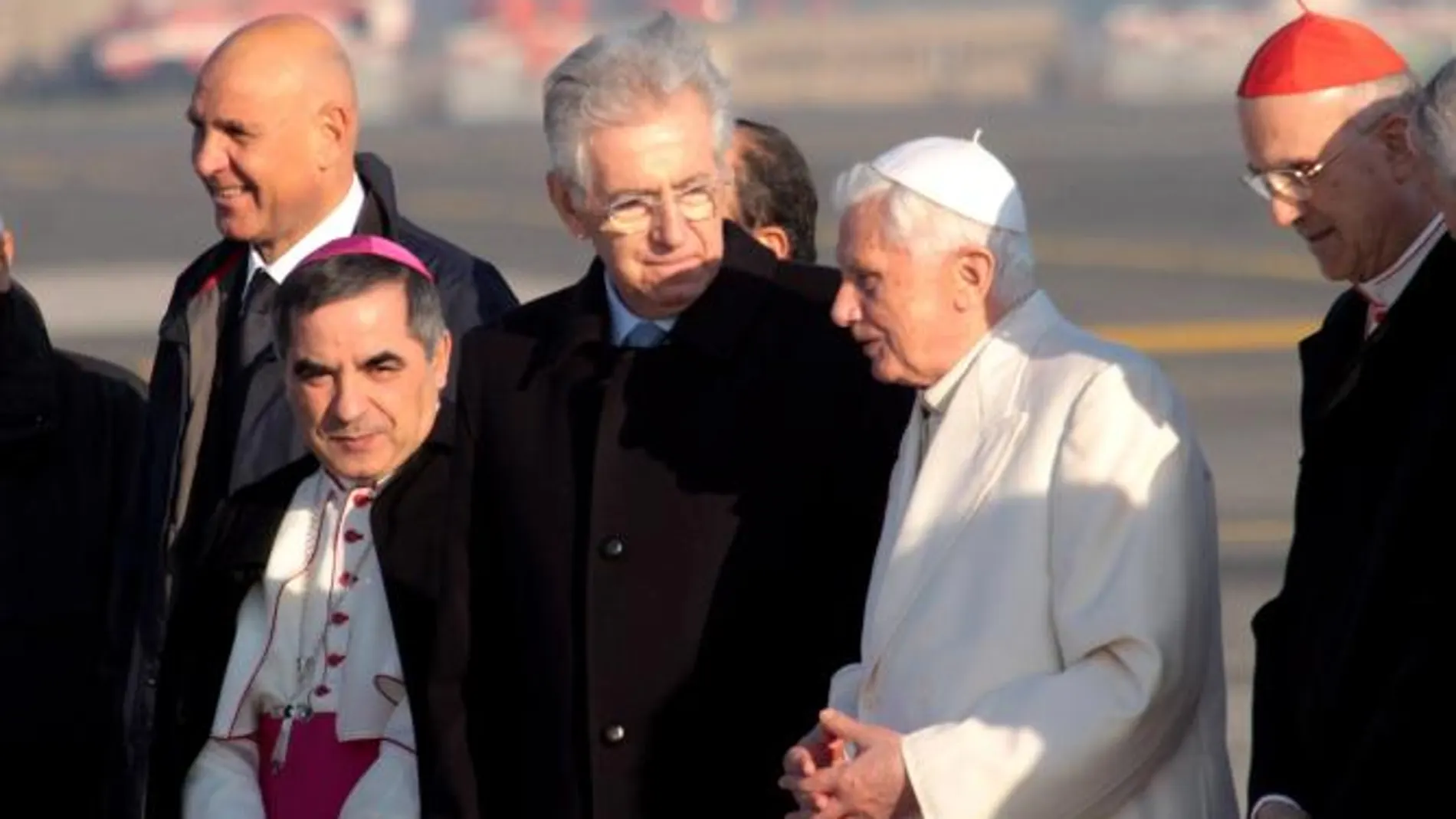 Benedicto XVI se despide del primer ministro italiano, Mario Monti en el aeropuerto de Fiumicino en Roma