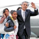 Obama con su hija Sasha, tras la victoria electoral, a punto de volar a Washington