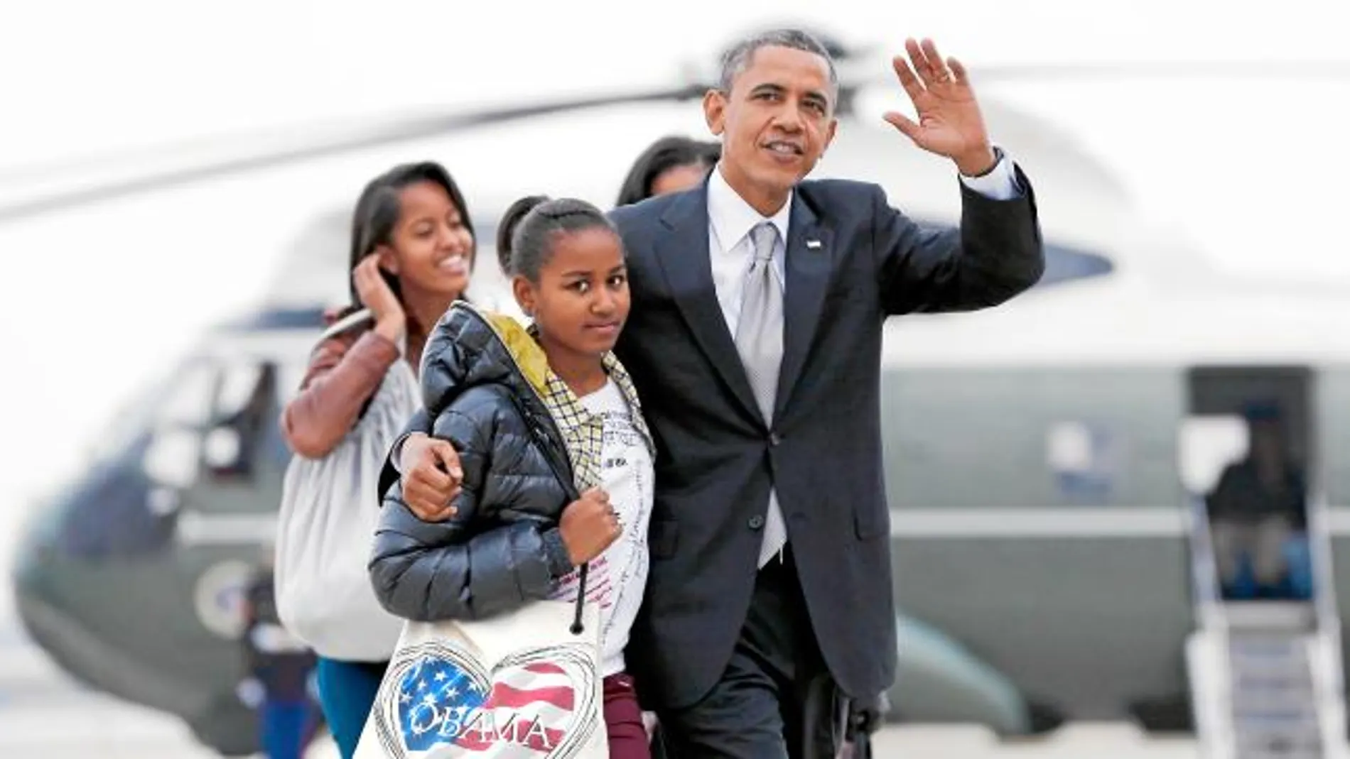 Obama con su hija Sasha, tras la victoria electoral, a punto de volar a Washington