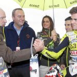 RODRIGO RATO, presidente de Bankia, felicita a su piloto tras ganar el título del octavo de litro