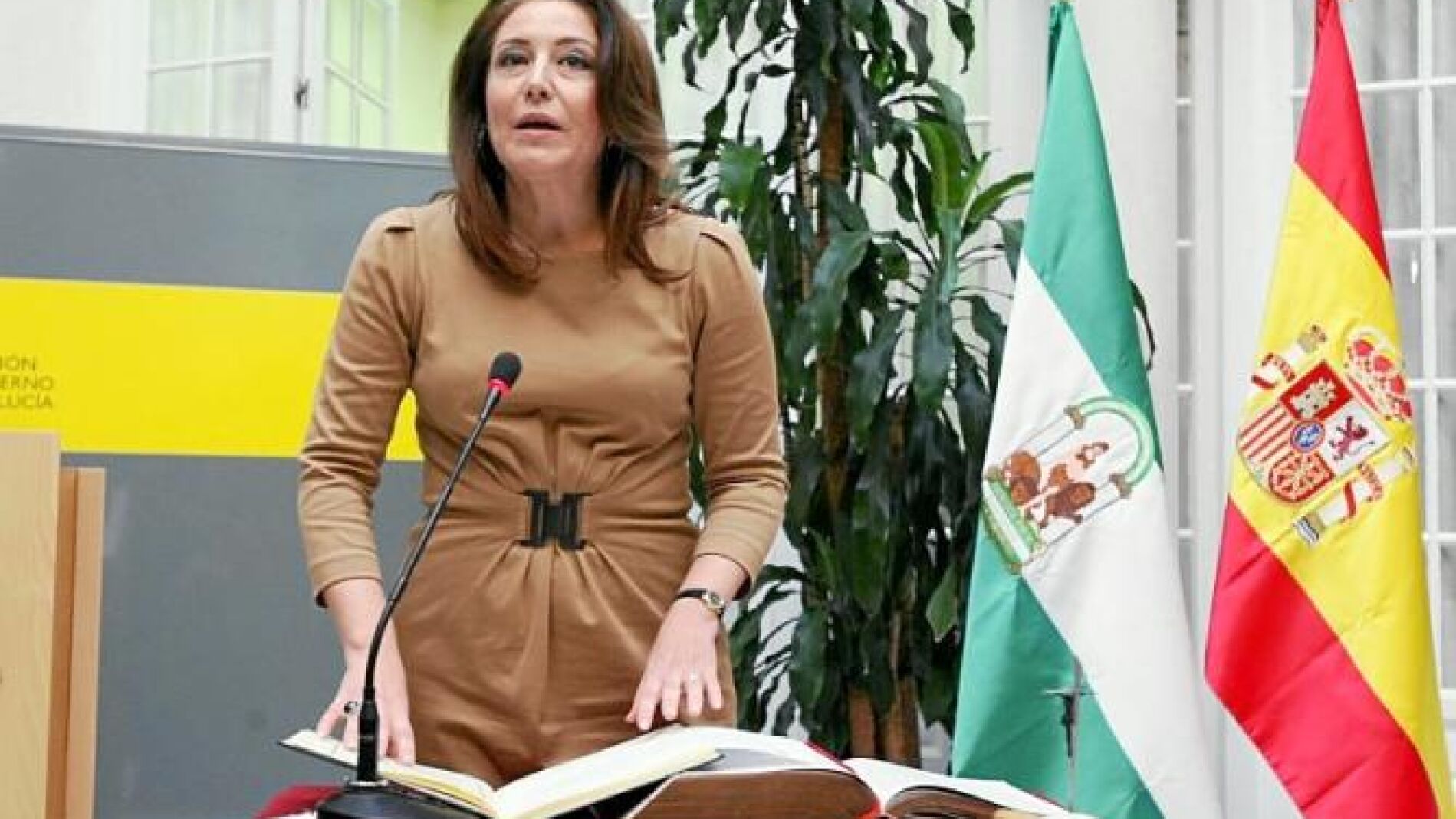 El PP exhibe músculo en la toma de posesión de la delegada del Gobierno