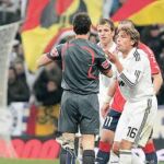 Pérez Burrull escamotea dos penaltis a Osasuna: gana 3-1 el Madrid de Boluda