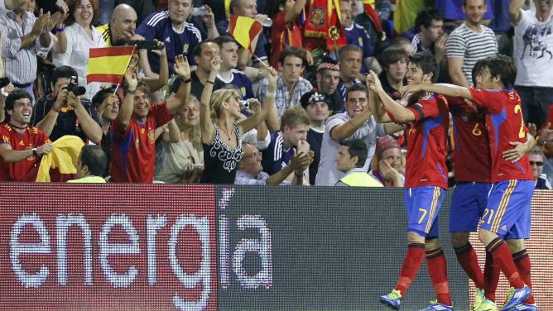 El delantero de la selección española David Villa (i) celebra con sus compañeros David Silva (d) y Andrés Iniesta (c) el gol