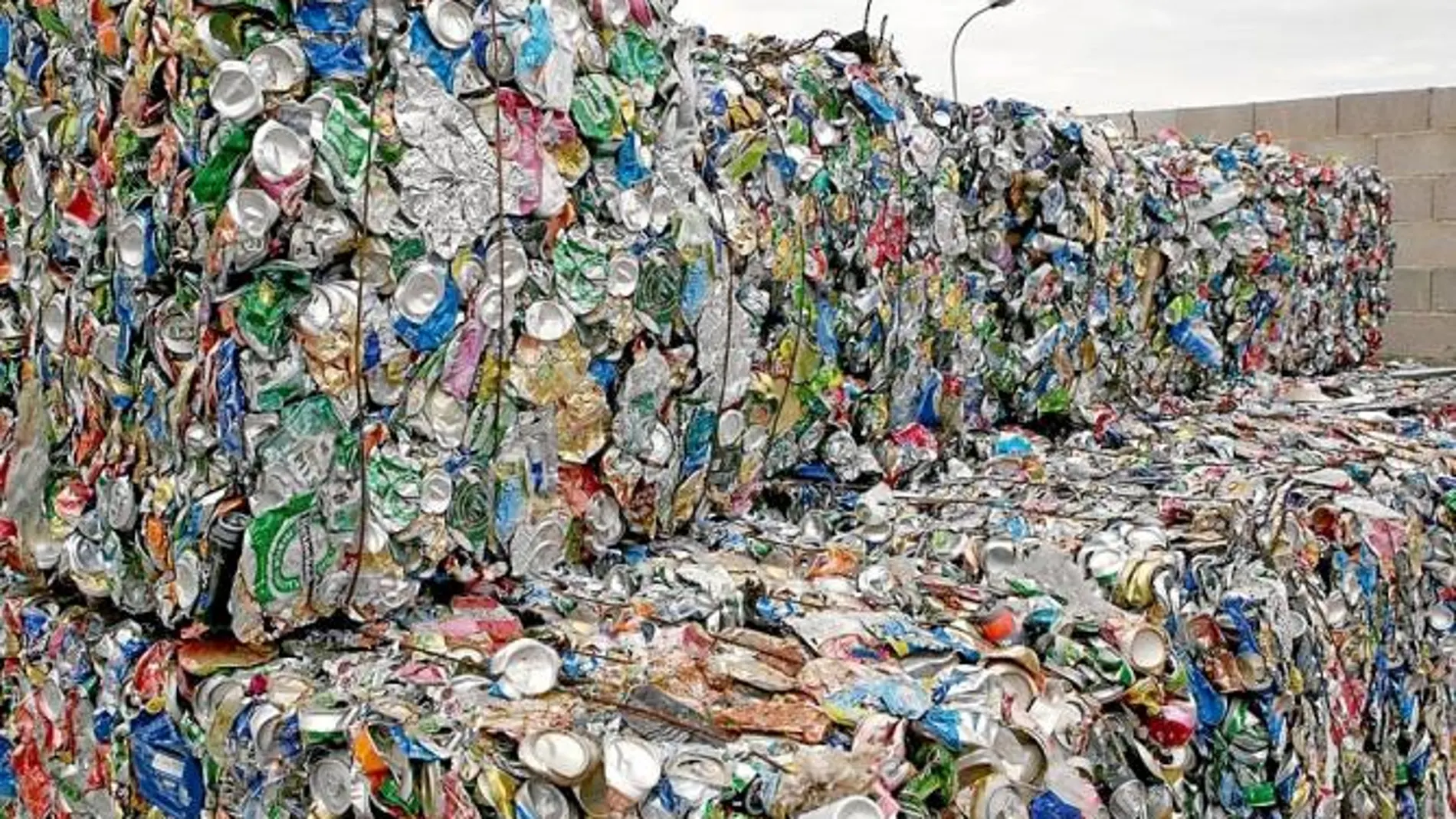 Los materiales se compactan antes de ser trasladados a las fábricas de reciclaje
