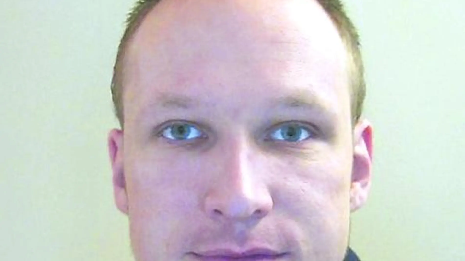 Fotografía del pasaporte de Anders Behring Breivik, realizada en 2009