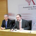 El consejero de Educación, Formación y Empleo, Constantino Sotoca (drcha), en la Asamblea