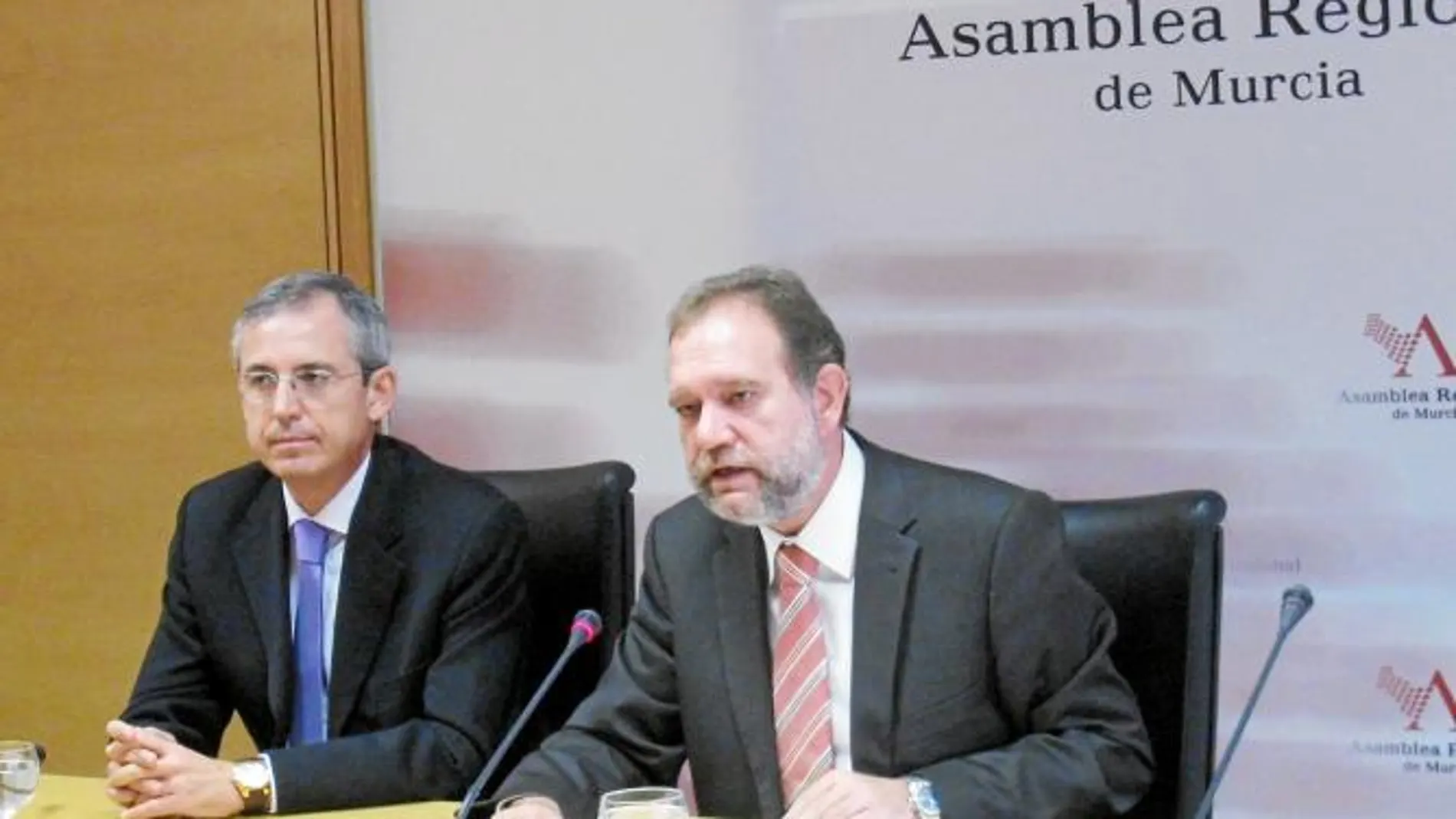 El consejero de Educación, Formación y Empleo, Constantino Sotoca (drcha), en la Asamblea