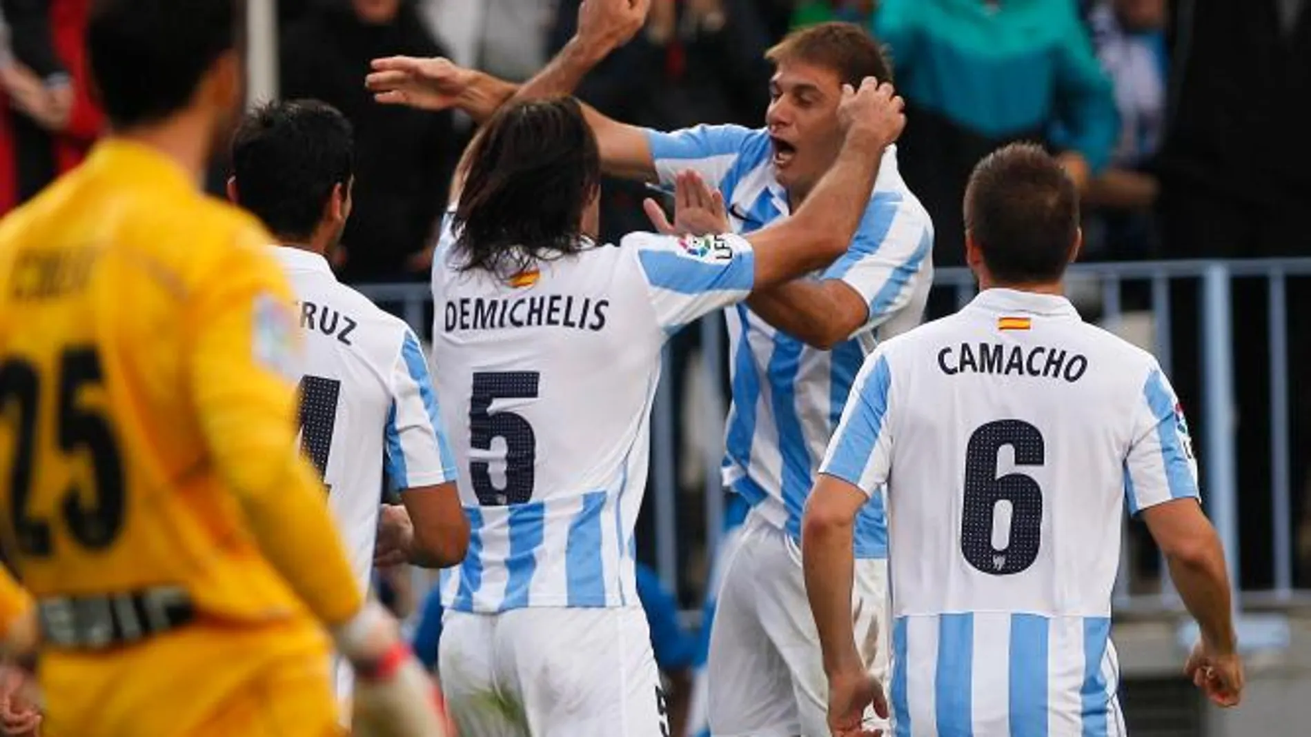 Martin Demichelis celebra un gol con Joaquin Sanchez