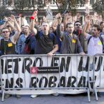 Trabajadores del metro protestan a las puertas de la basílica de la Mercè donde políticos, autoridades y sociedad civil asistieron a la misa en honor la patrona de Barcelona