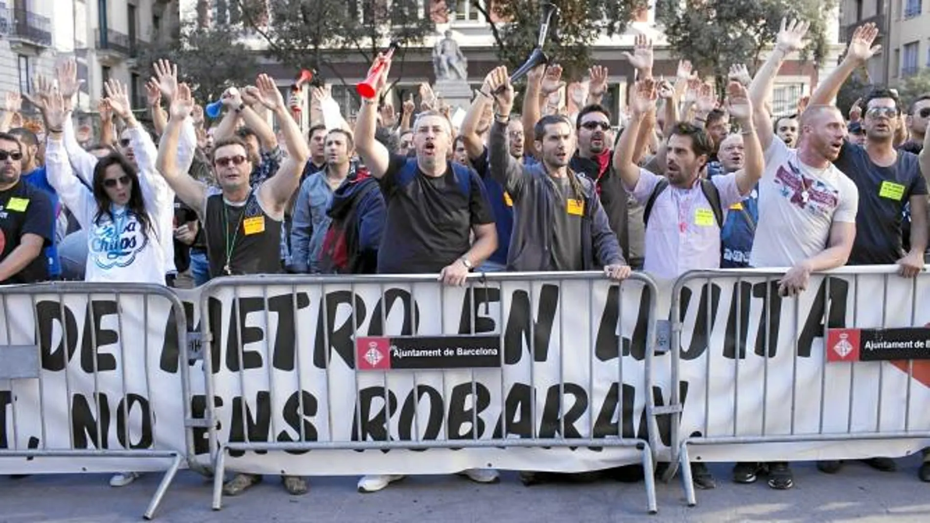 Trabajadores del metro protestan a las puertas de la basílica de la Mercè donde políticos, autoridades y sociedad civil asistieron a la misa en honor la patrona de Barcelona