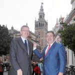 Los alcaldes Alberto Ruiz Gallardón y Juan Ignacio Zoido, ayer en la plaza del Triunfo
