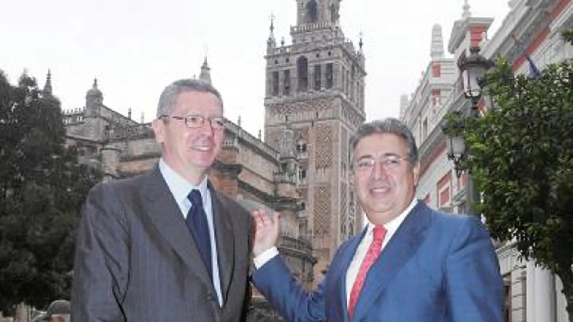 Los alcaldes Alberto Ruiz Gallardón y Juan Ignacio Zoido, ayer en la plaza del Triunfo
