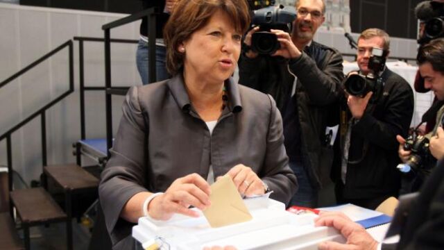 La líder del Partido Socialista francés, Martine Aubry, ejerce su derecho al voto durante las elecciones al Senado francés