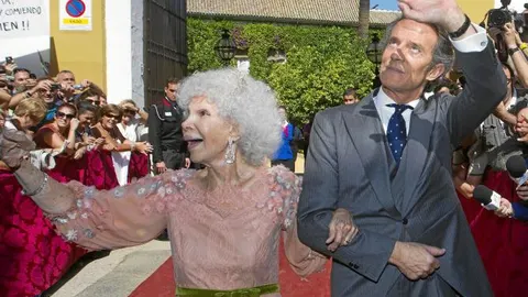 La pareja saludó a los medios al salir de la ceremonia
