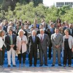 El presidente del PP-A, Javier Arenas, junto a los candidatos de su partido a las elecciones al Congreso de los Diputados, ayer, en Sevilla