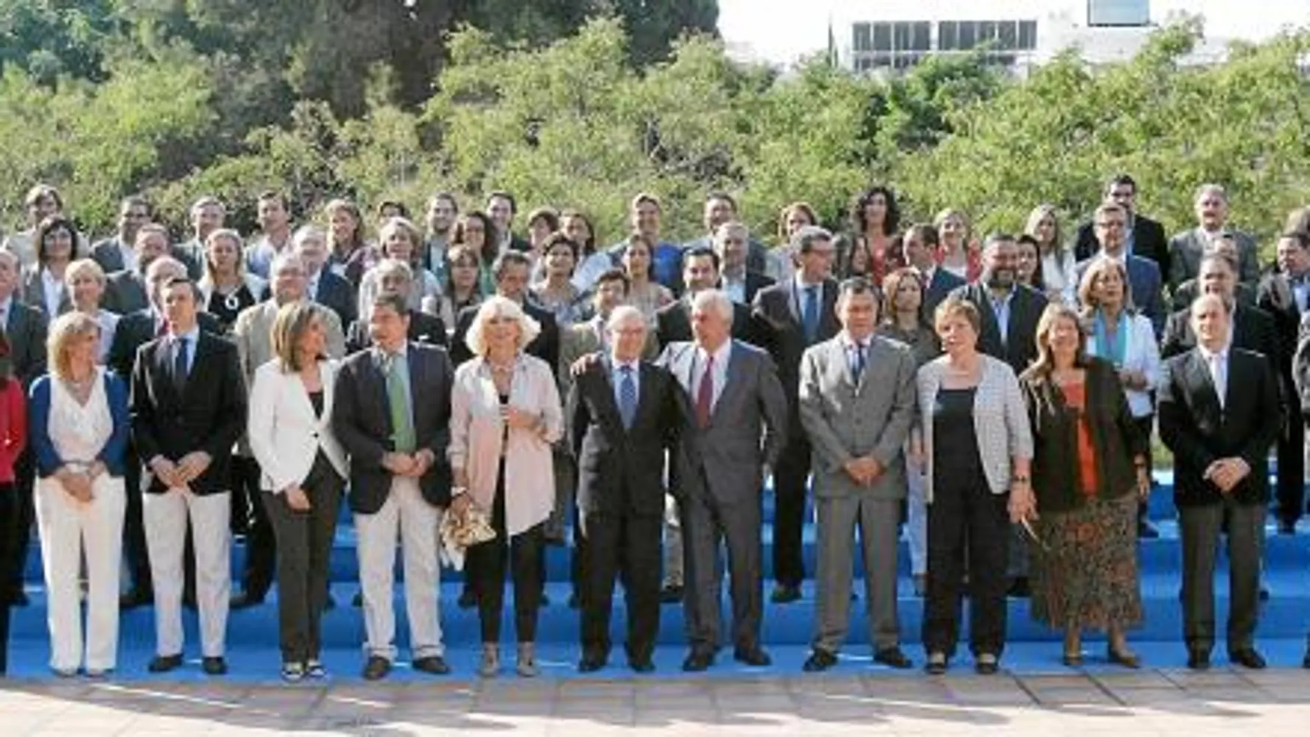 El presidente del PP-A, Javier Arenas, junto a los candidatos de su partido a las elecciones al Congreso de los Diputados, ayer, en Sevilla