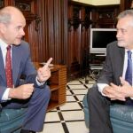 El ex presidente Manuel Chaves conversa con el actual, José Antonio Griñán