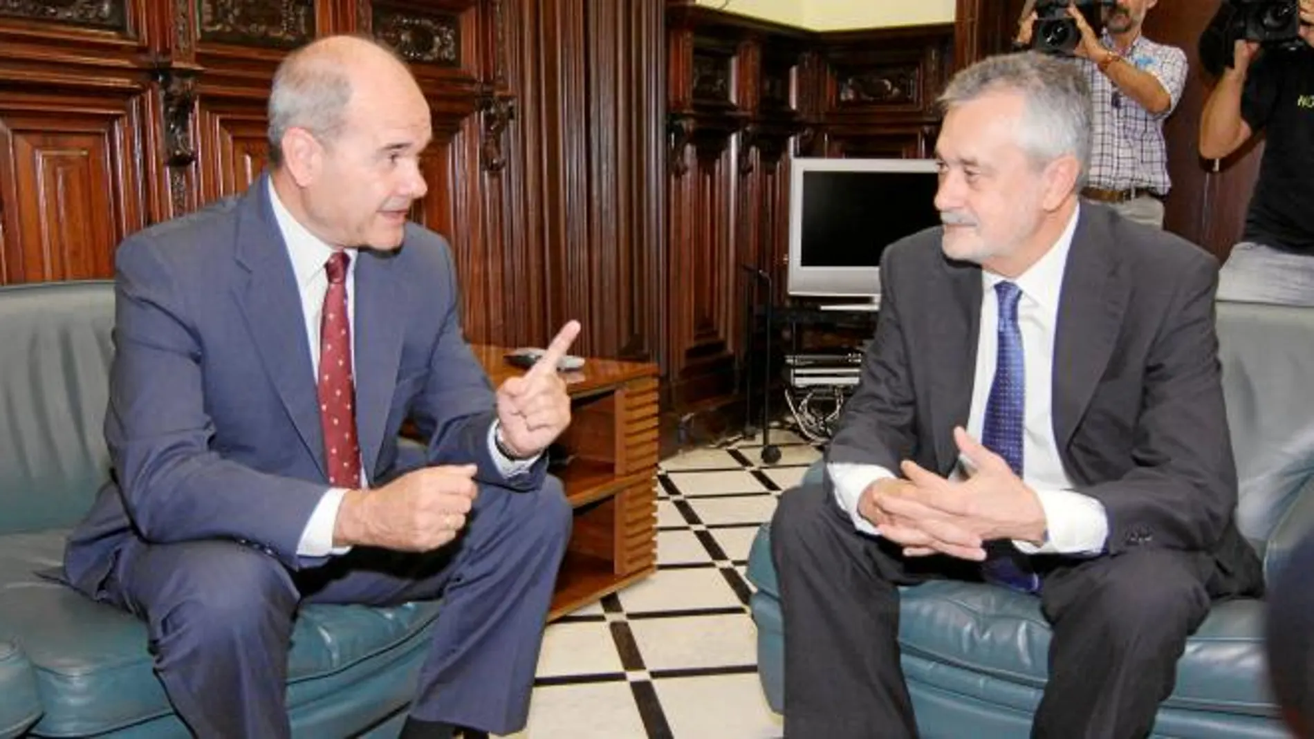 El ex presidente Manuel Chaves conversa con el actual, José Antonio Griñán