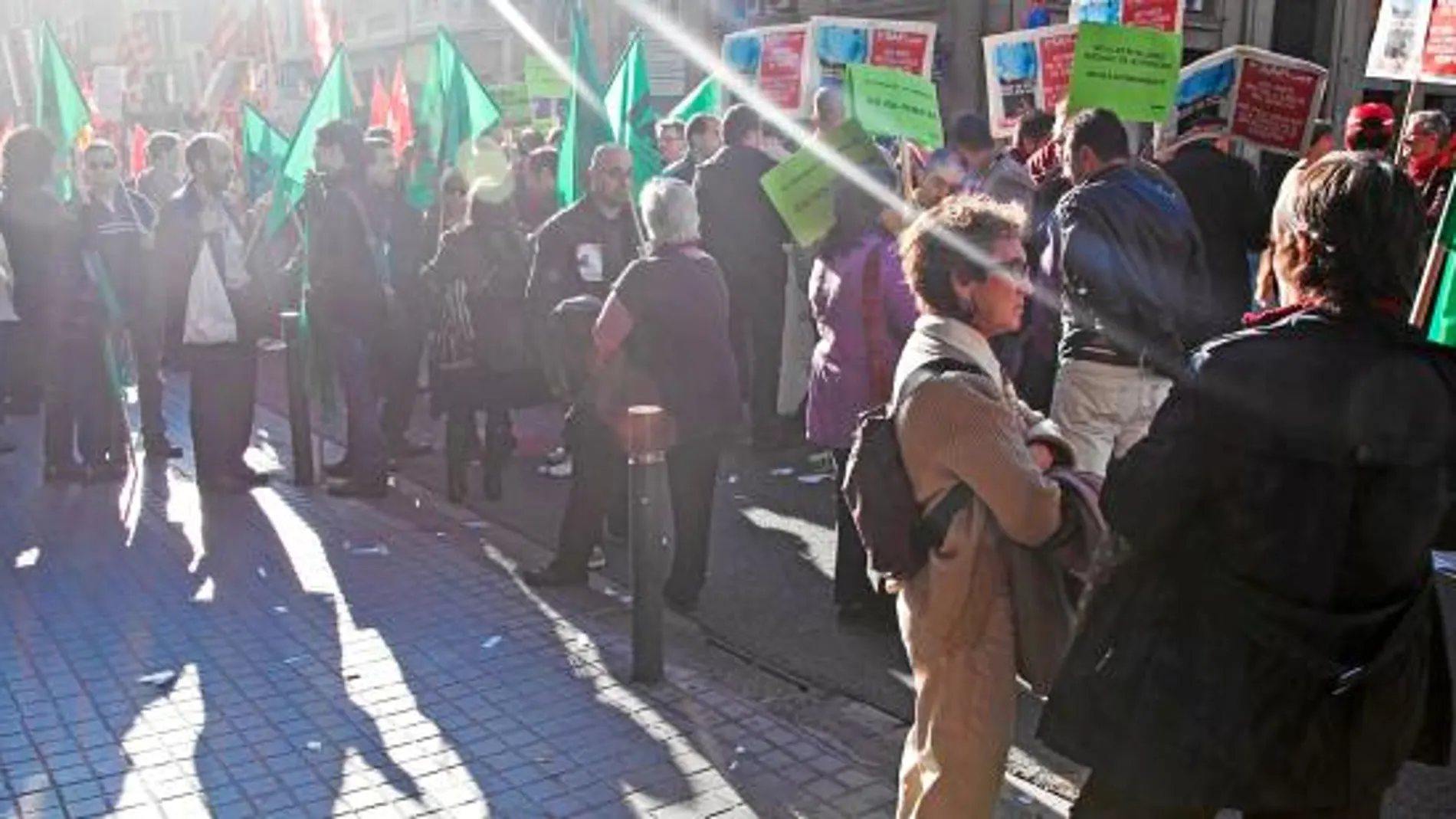 Los sindicatos protestaron contra nuevos ajustes que consideran una «agresión sin precedentes» que provocará un retroceso de 30 años