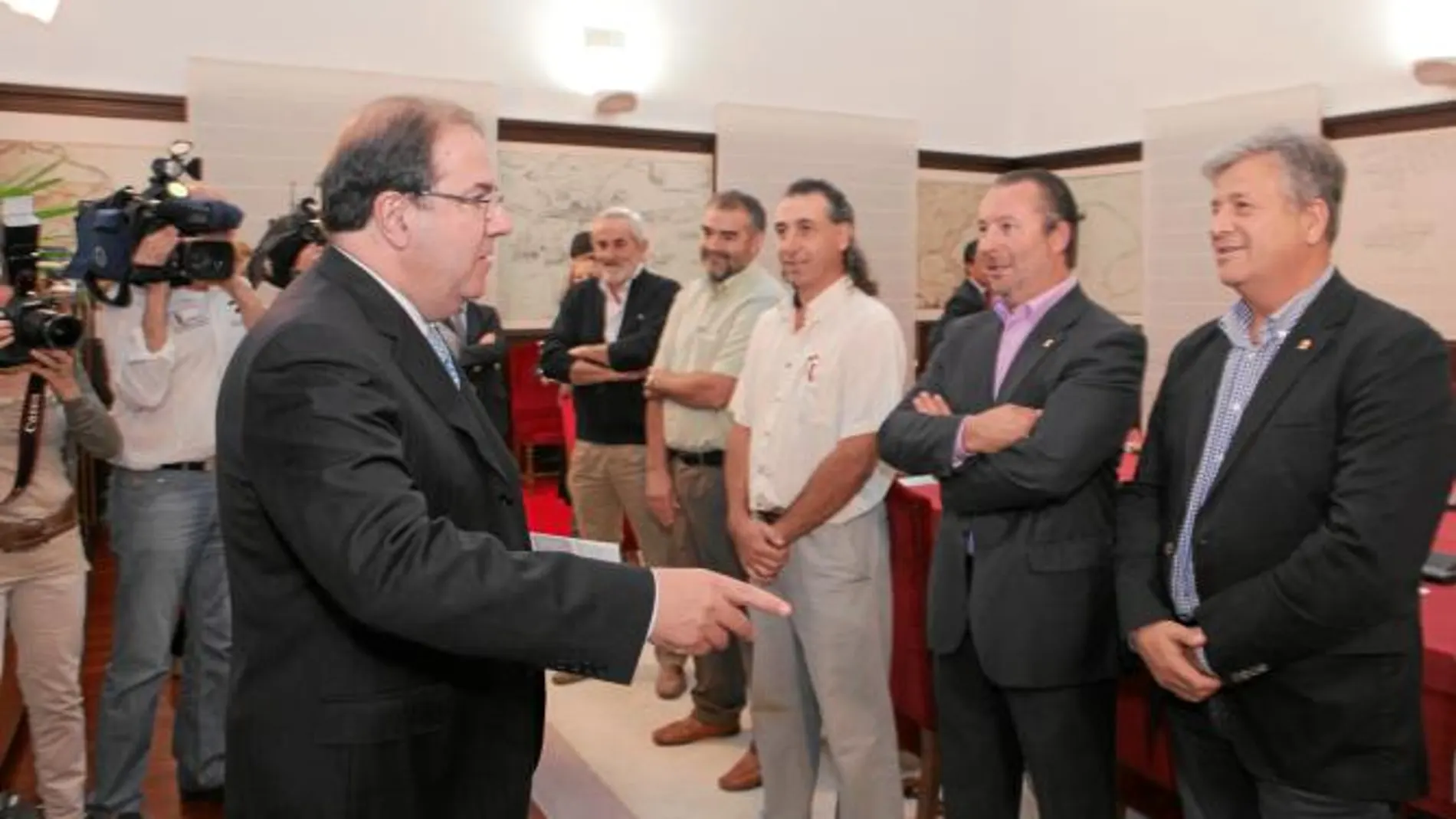 El presidente de la Junta, Juan Vicente Herrera, dialoga con los representantes de las OPAs antes de iniciar la reunión
