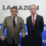 Pedro Morenés, junto a Alfonso Ussía, al inicio de su intervención en «La Razón de...»