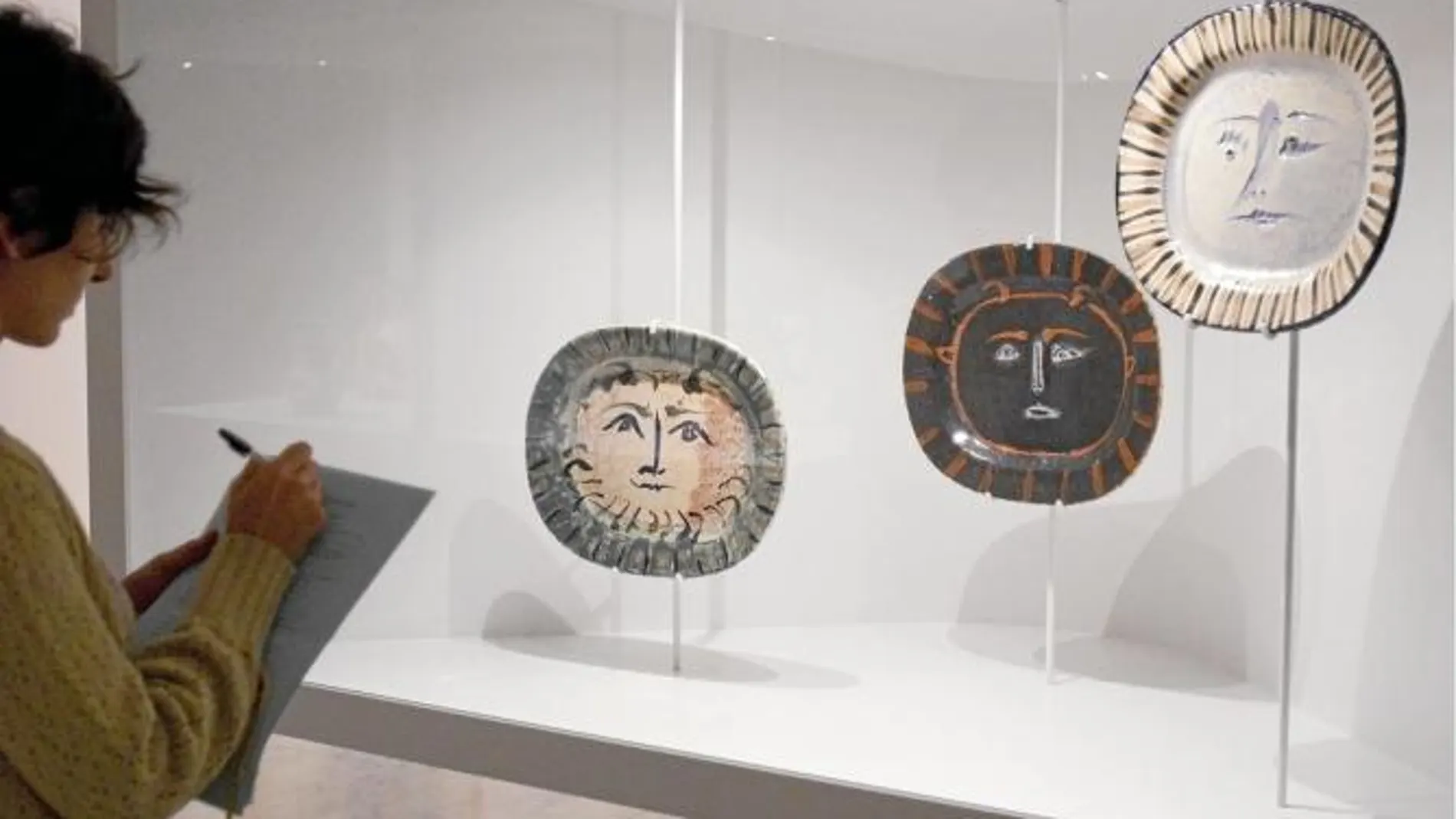 Una visitante de la muestra ante algunas de las cerámicas de Pablo Picasso