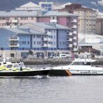 La Guardia Civil, junto a una patrulla de la Royal Gibraltar Police, el miércoles, tras un incidente con un pesquero español