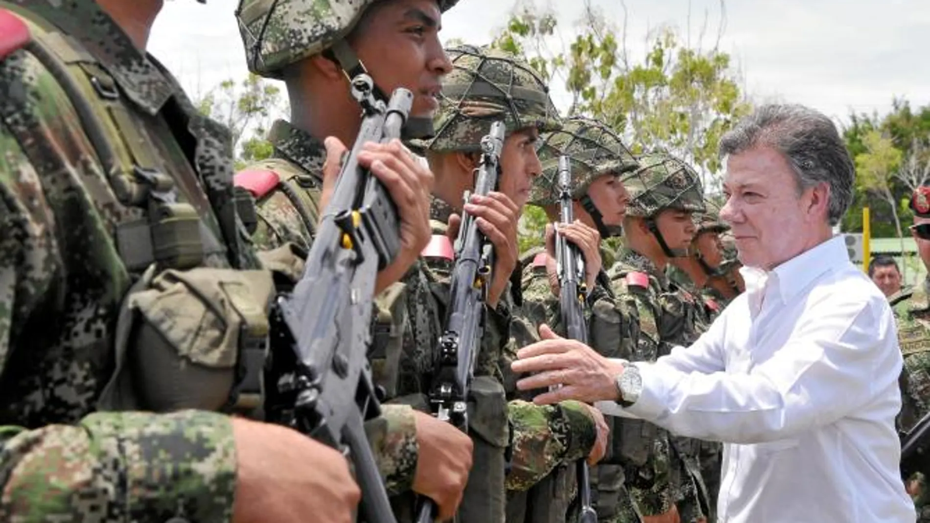 Santos en la entrega de armas a la compañía Bolívar, el 1 de octubre