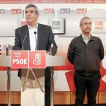 Julio Villarrubia junto a los responsables de las asociaciones de vecinos