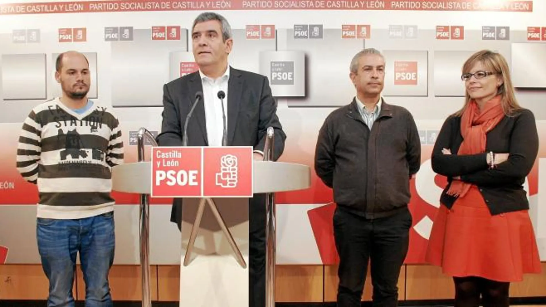 Julio Villarrubia junto a los responsables de las asociaciones de vecinos