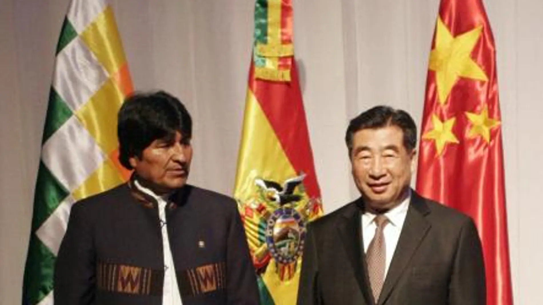 El presidente de Bolivia, Evo Morales (i), posa junto al viceprimer ministro de China, Hui Liangyu (d), el pasado 22 de septiembre