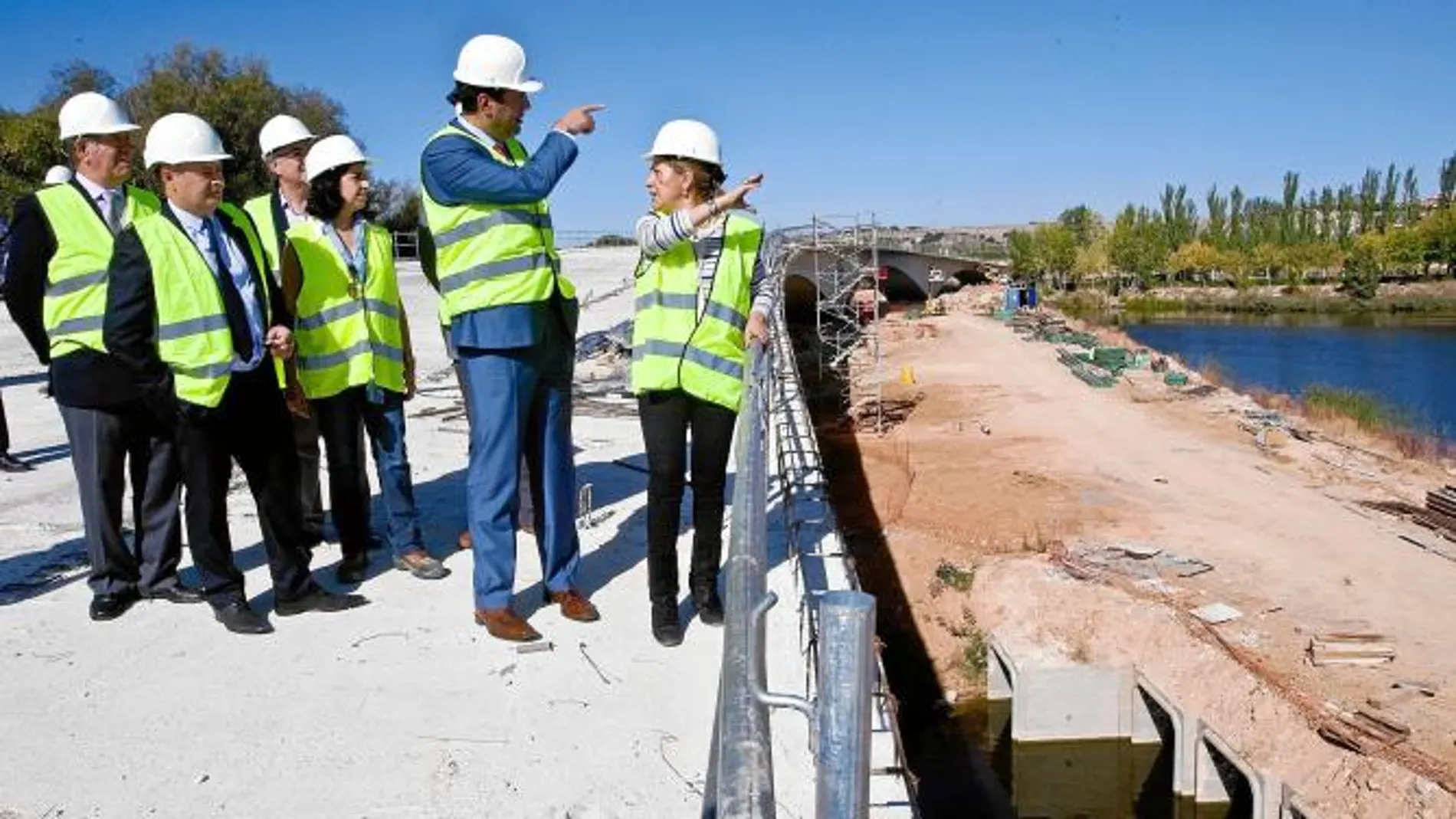 La alcaldesa Rosa Valdeón y el delegado territorial de la Junta en Zamora, Alberto de Castro, visitan las obras