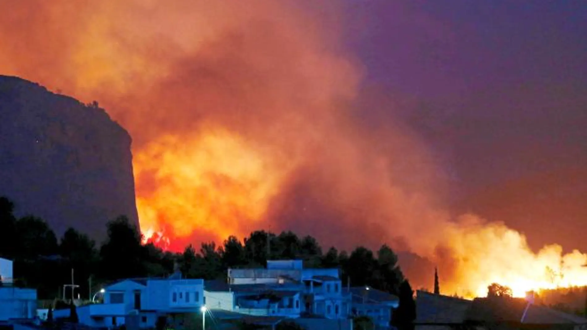 Imponente imagen del fuego que se originó ayer en el término de Chulilla
