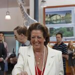 La alcaldesa de Valencia y candidata a la reelección, Rita Barberá, votando en su colegio electoral.