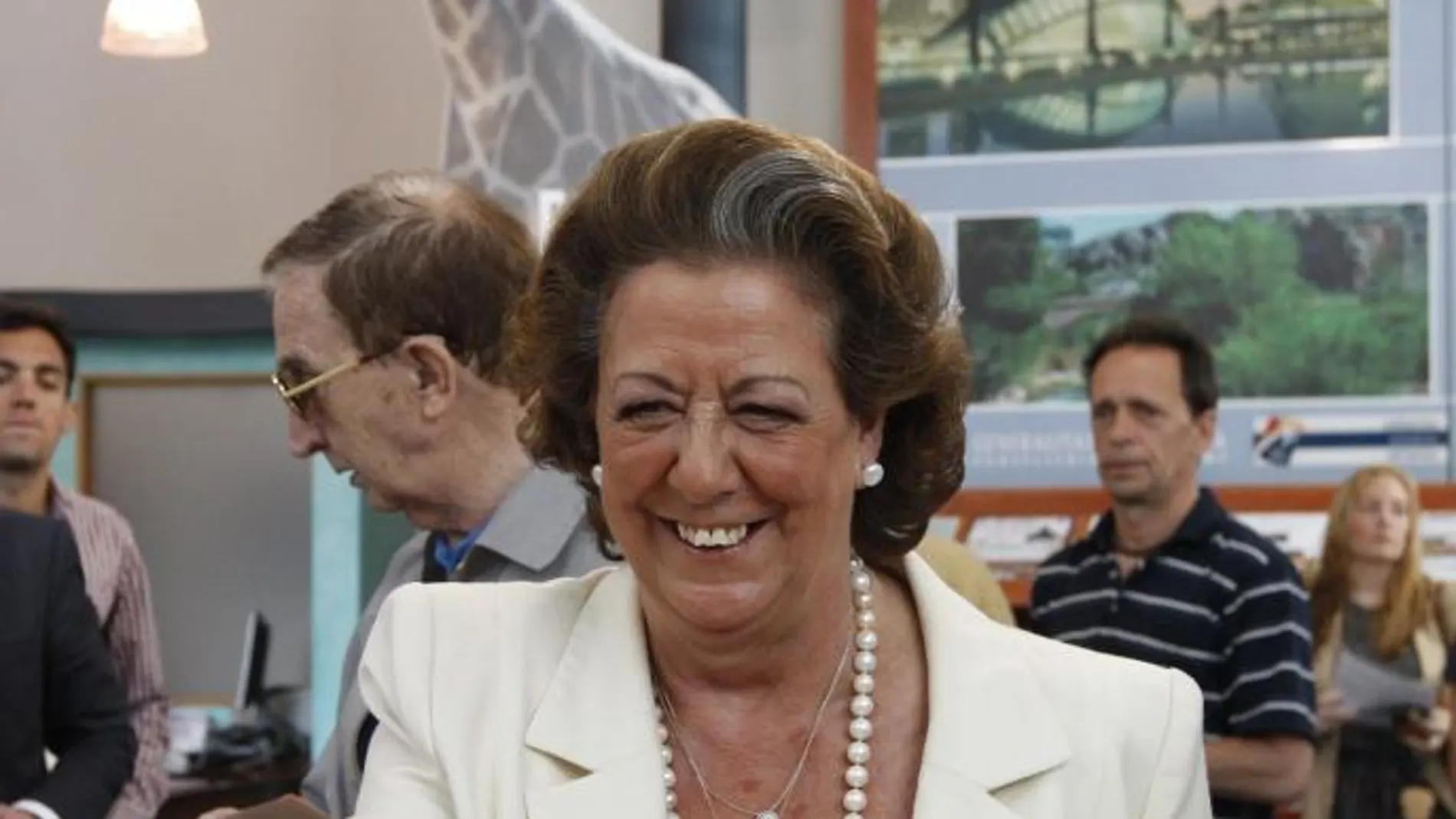 La alcaldesa de Valencia y candidata a la reelección, Rita Barberá, votando en su colegio electoral.
