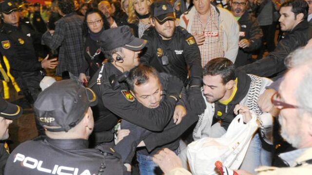 La manifestación que se produjo ayer ante las puertas del Teatro Circo acabó con una persona detenida