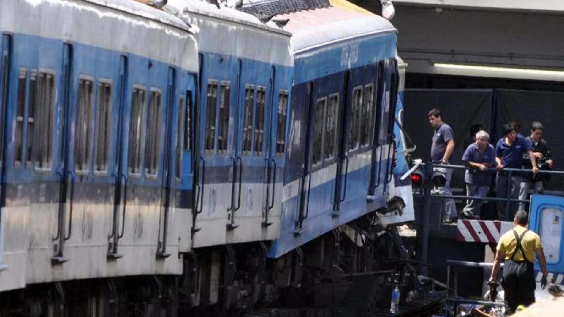 El accidente del tren de Buenos Aires deja 12 personas desaparecidas