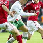 Cristiano intenta llevarse la pelota entre dos jugadores daneses