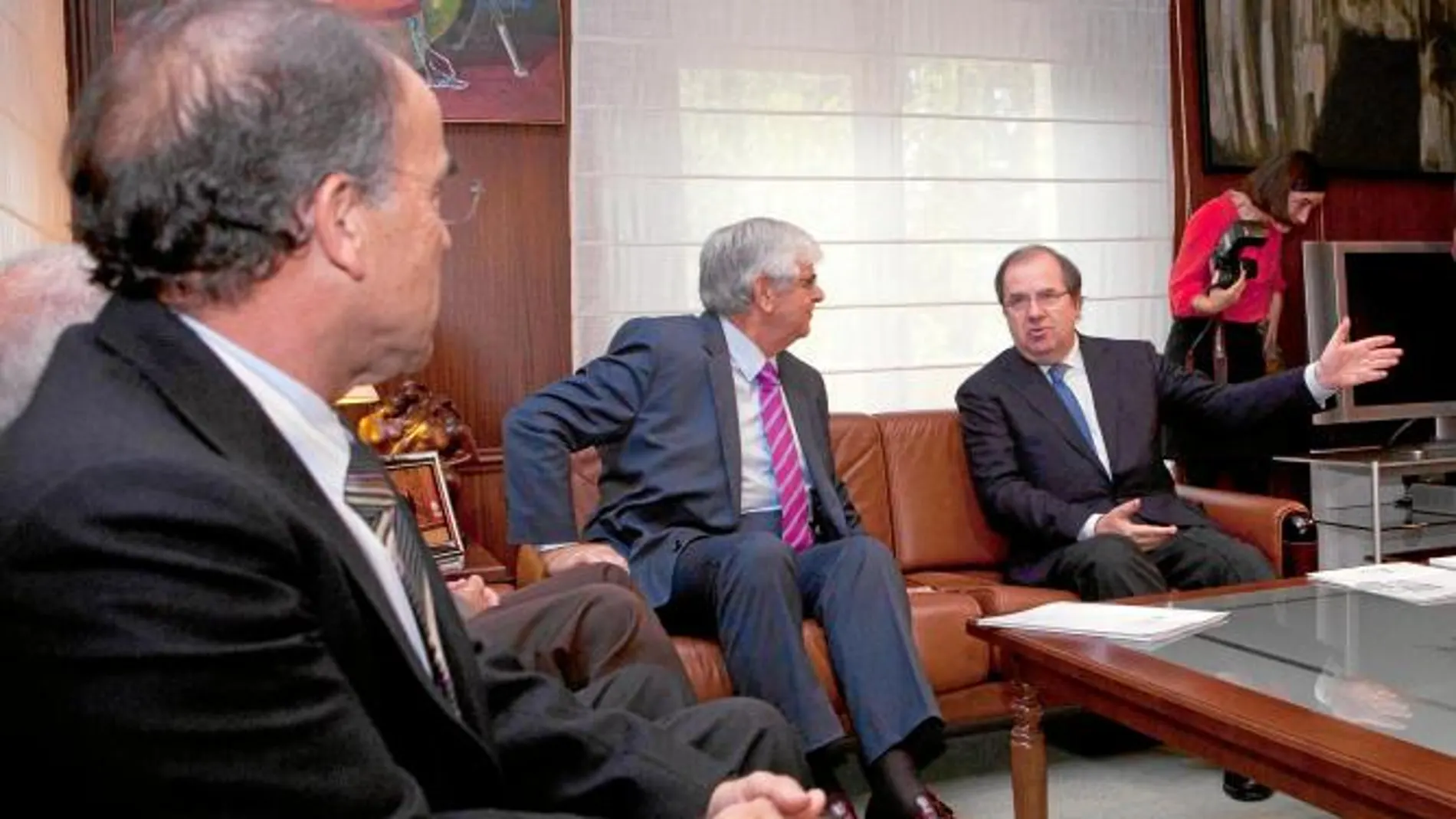 El presidente Juan Vicente Herrera se reúne con los responsables de Banco de Alimentos de Castilla y León