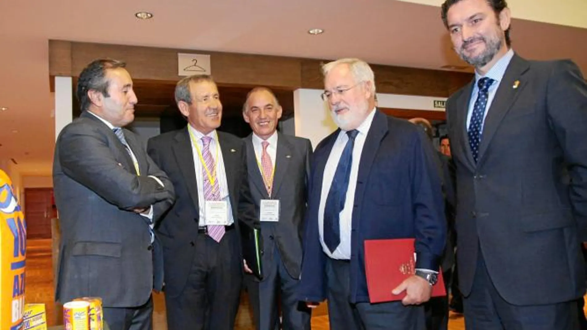El ministro Miguel Arias Cañete, junto al alcalde José Luis Vázquez, Gabriel Alonso y Carlos Rico, entre otros