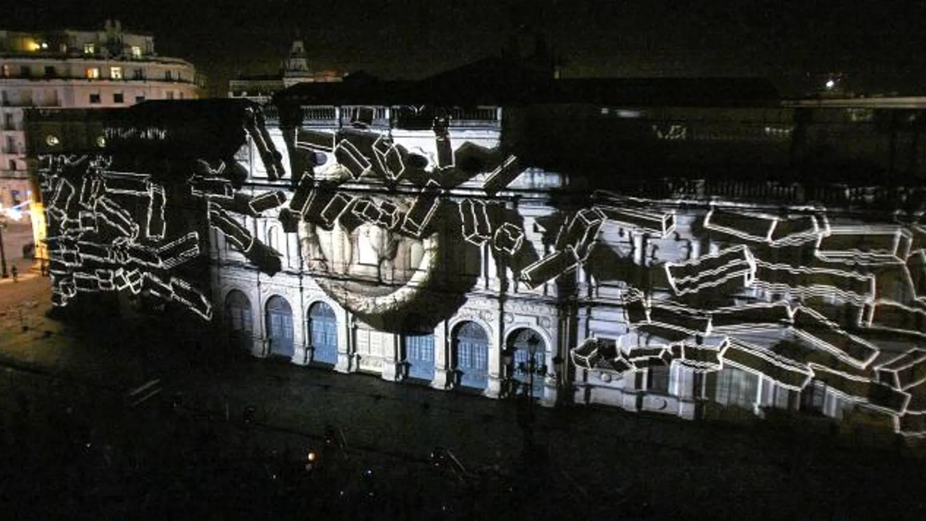 La espectacularidad de la proyección atrae a miles de sevillanos cada atardecer a la Plaza de San Francisco