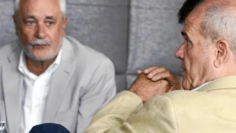 Al fondo, el presidente de la Junta y líder del PSOE-A, José Antonio Griñán, y en primer término, su antecesor Manuel Chaves