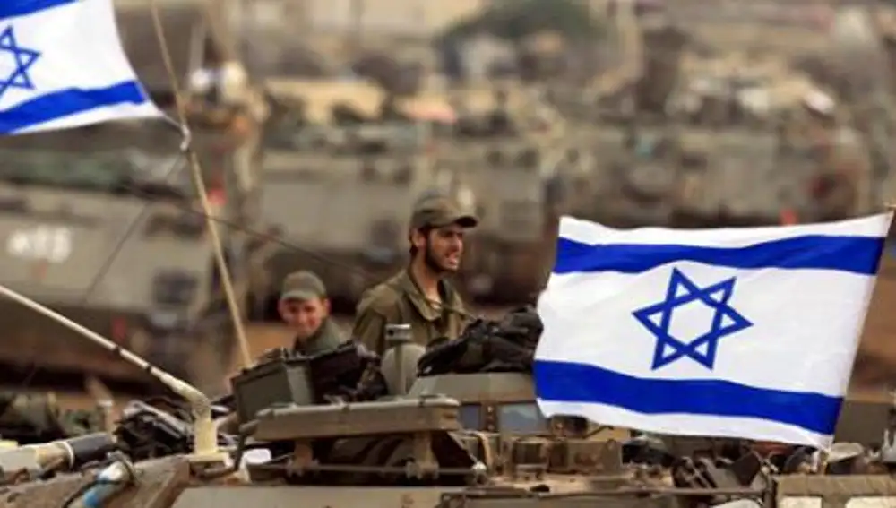 Tanques del ejército israelí a su regreso de la franja palestina de Gaza, en la frontera israelí