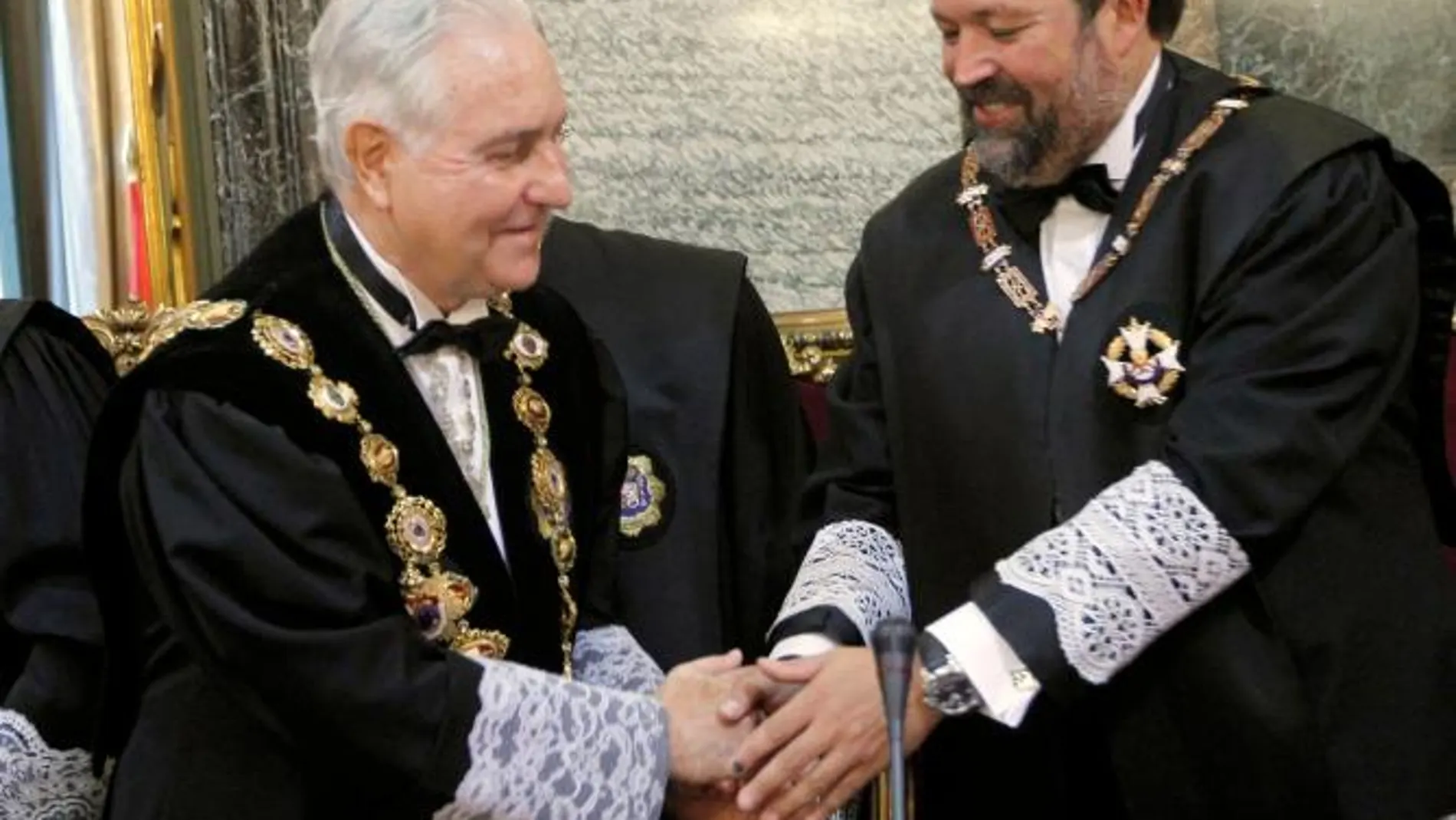 El presidente del Tribunal Supremo y del Consejo General del Poder Judicial, Carlos Dívar (i), y el ministro de Justicia, Francisco Caamaño